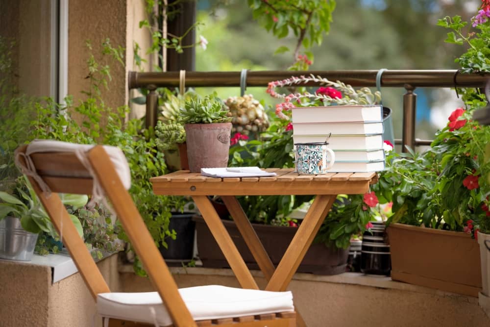 ideas aprovechar balcones pequeños: muebles exterior