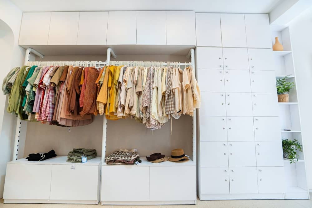 ideas para vestidores pequeños estanterías