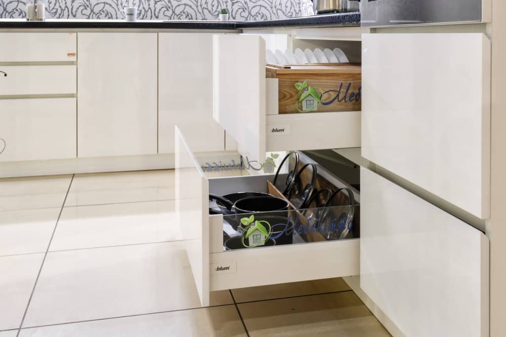 Armarios con soluciones extraíbles  Muebles para despensa, Como organizar  cocinas pequeñas, Diseño muebles de cocina