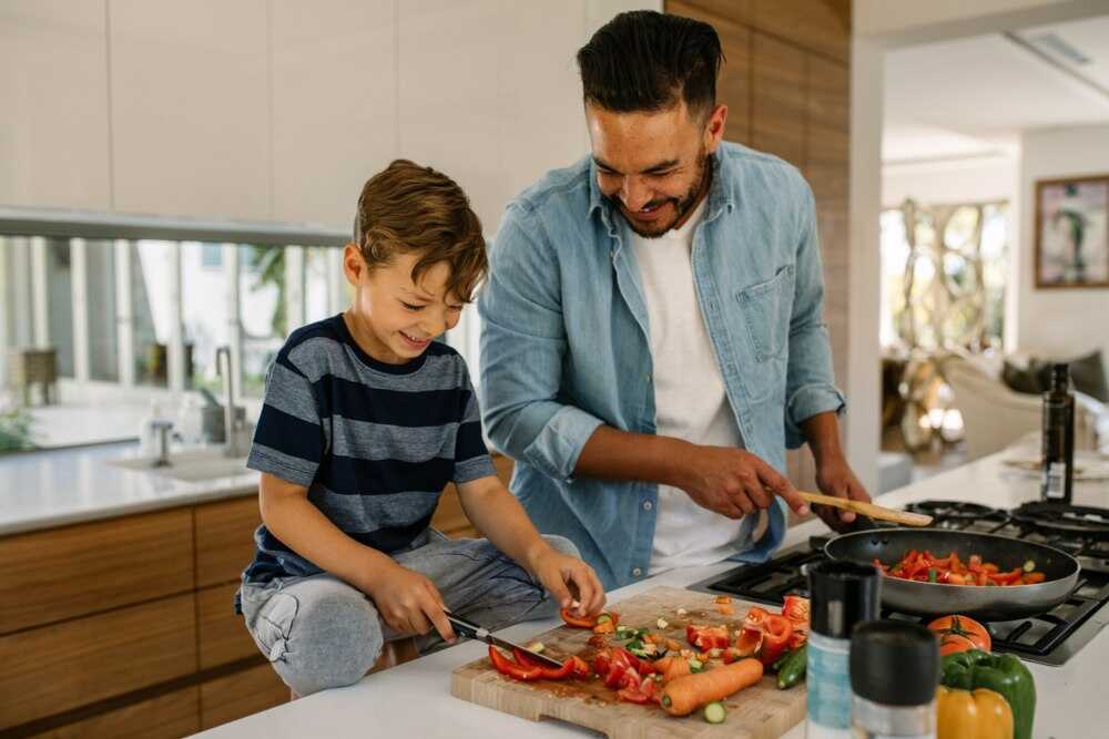 padre e hijo en cocina feng shui